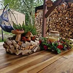 Jeleni Drevenice S Vlastni Virivkou * Horni Halze