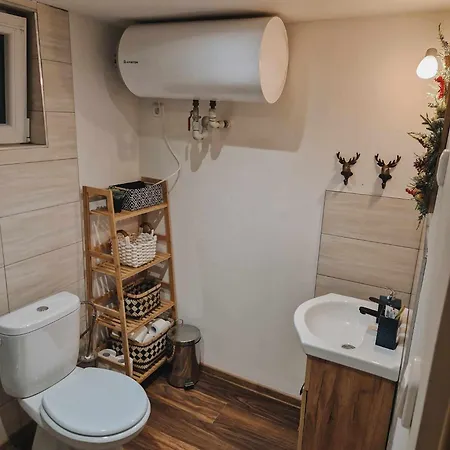 Jeleni Drevenice S Vlastni Virivkou Semesterbostad Horni Halze